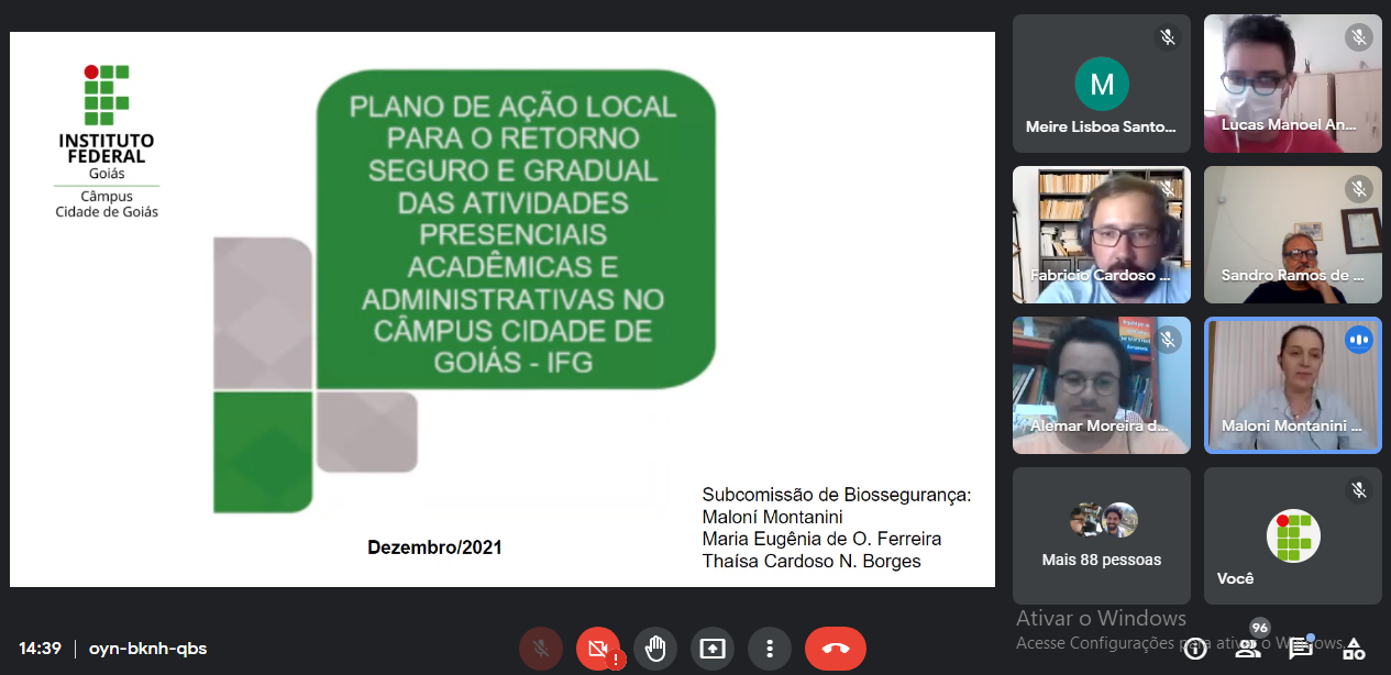 Participação da comunidade acadêmica foi de cerca de 100 pessoas Participação da comunidade acadêmica foi de cerca de 100 pessoas